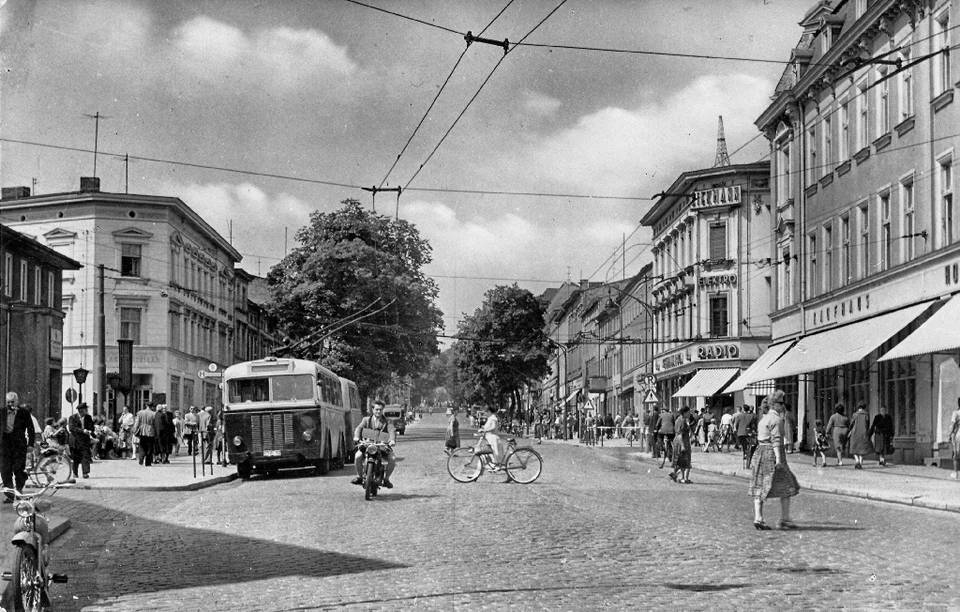 Gründungszeit des Kraftverkehrsbetriebes: O-Bus mit Anhä¤nger auf der Eisenbahnstraße. Damals fuhren viel mehr Menschen mit dem Bus.