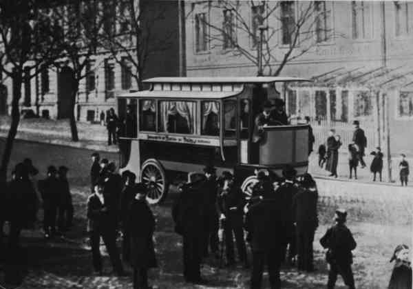 Erster Eberswalder Obus auf der Eisenbahnstraße Kreuzung Wilhelm-Straße in Richtung Alsen-Platz (heute: Karl-Marx-Platz)