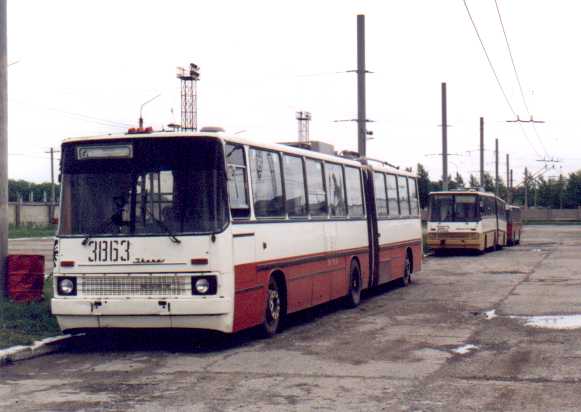 Bei der BBG mbH ausgesonderter Gelenkobus Nr. 021 vom
ungarischen Typ Ikarus 280.93 in Chelyabinsk/Russland
