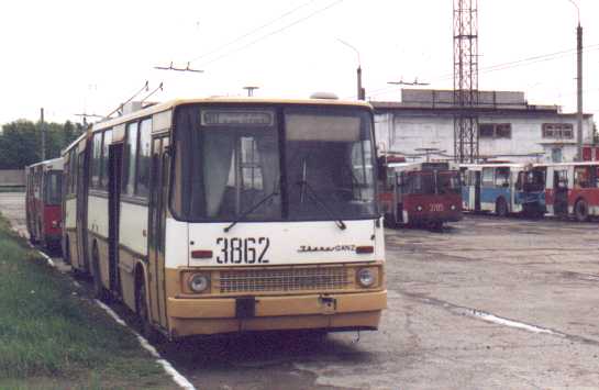 Bei der BBG mbH ausgesonderter Gelenkobus Nr. 021 vom
ungarischen Typ Ikarus 280.93 in Chelyabinsk/Russland