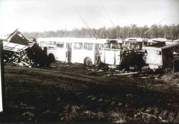 Obusse vom tschechischen Typ ŠKODA 9 Tr und andere Technik auf dem Schrottplatz