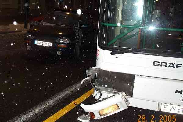 Verkehrsunfall zwischen Gelenkobus 030 und einem PKW vom Typ Mazda auf der Eisenbahnstraße