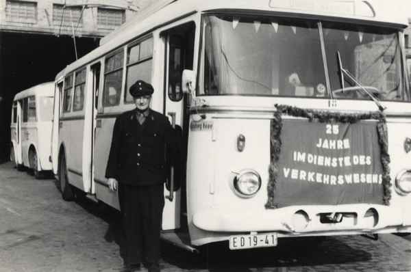 Aufnahme aus vergangener Zeit: Der Obus-Fahrer feierte 25 Jahre im Dienste des Verkehrswesens wurden damals gefeiert.