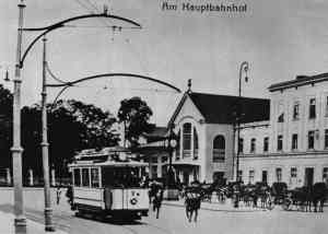 Eberswalder Straßenbahn auf dem Vorplatz des Staatsbahnhofes