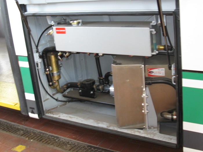 Elektrische Zusatzwarmwasserheizung mit elektrischen Warmwasserboiler (im Foto: links unten), Wassertank, Wasserpumpe, diversen Ventilen und Elektroventilen