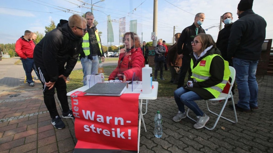 24-stündiger Warnstreik: Vor dem Eberswalder Betriebshof haben sich Beschäftigte der Barnimer Busgesellschaft und Verdi-Vertreter versammelt, um ihren Forderungen Ausdruck zu verleihen.