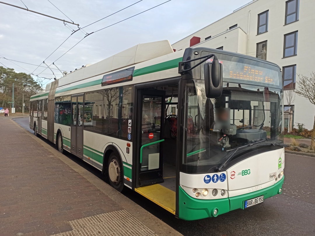 Gelenkobus Nr. 053 vom polnischen Typ Solaris Trollino 18 AC