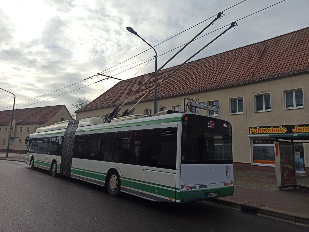 Gelenkobus Nr. 053 vom polnischen Typ Solaris Trollino 18 AC