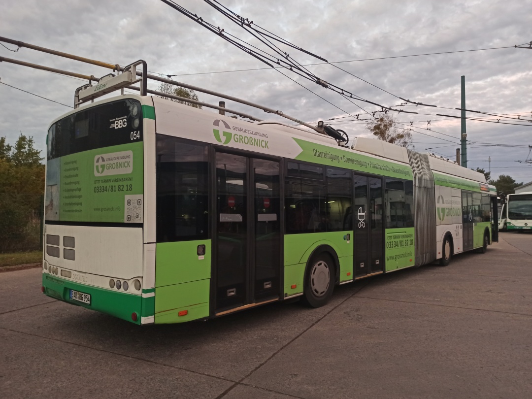 Gelenkobus Nr. 054 vom polnischen Typ Solaris Trollino 18 III Cegelec AC