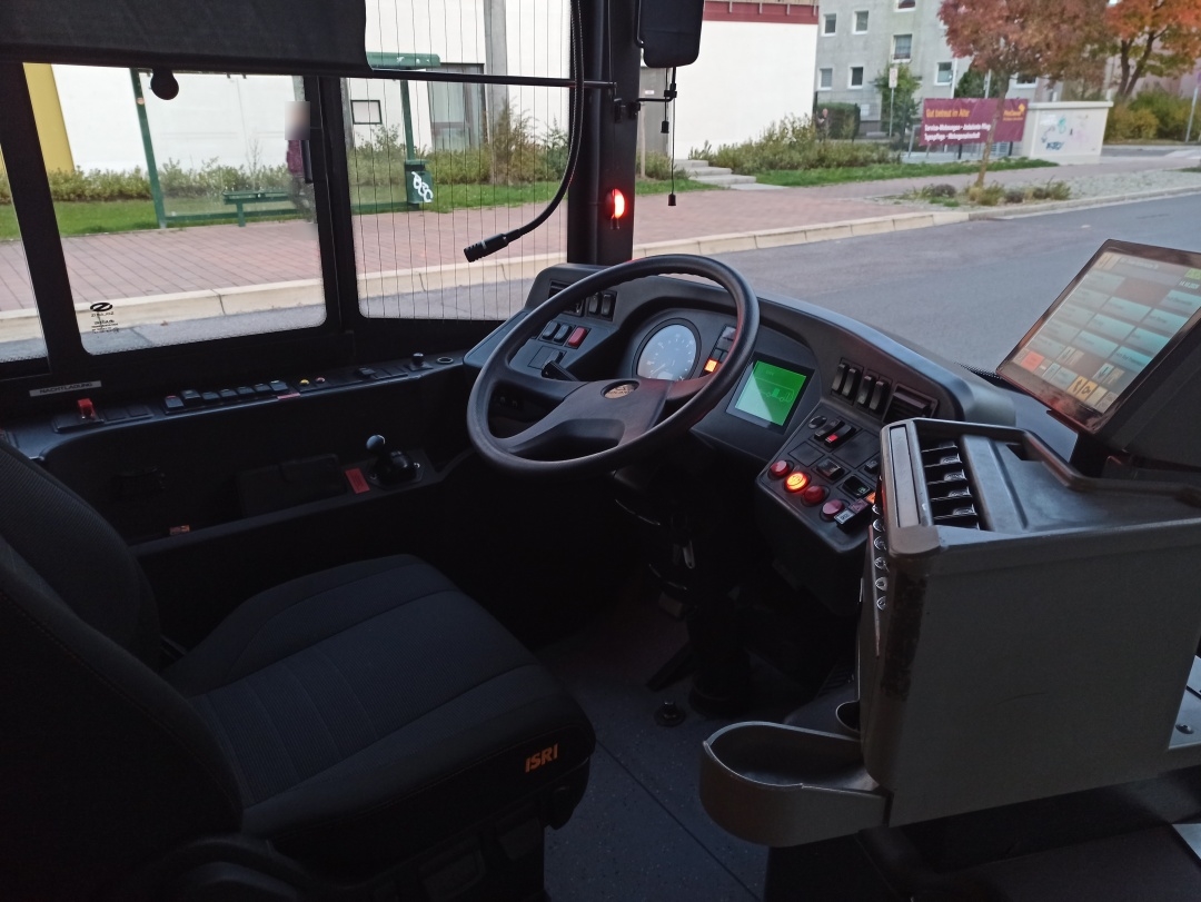 Gelenkobus Nr. 059 vom polnischen Typ Solaris Trollino 18 III Cegelec AC - Fahrerplatz