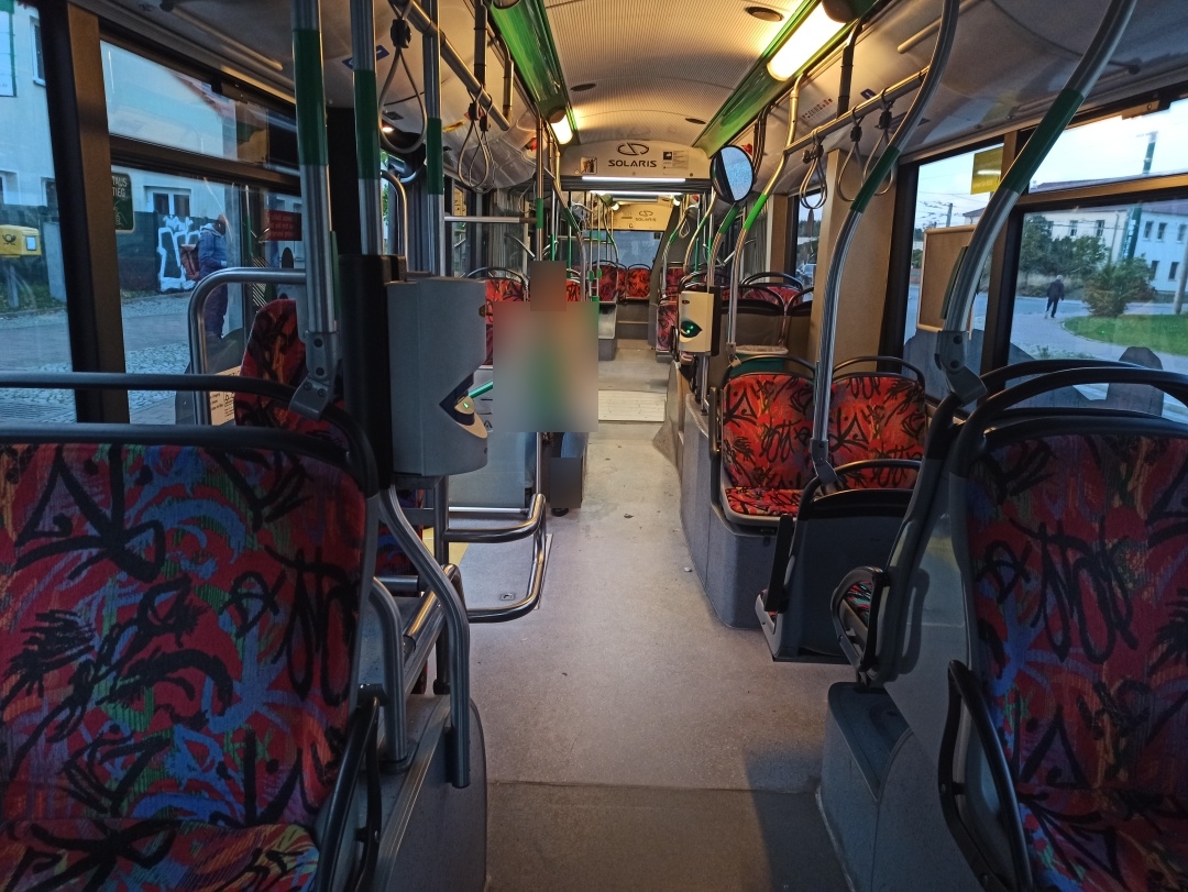 Gelenkobus Nr. 059 vom polnischen Typ Solaris Trollino 18 III Cegelec AC - Innenansicht von vorn nach hinten