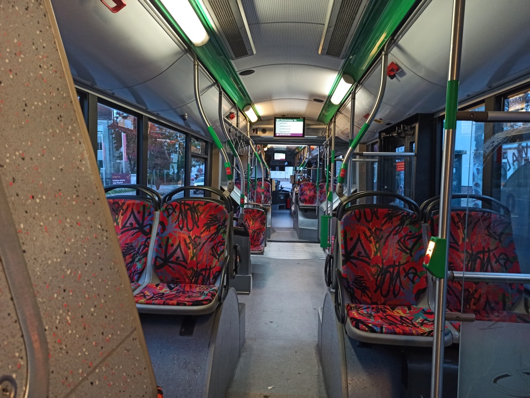 Gelenkobus Nr. 059 vom polnischen Typ Solaris Trollino 18 III Cegelec AC - Innenansicht von hinten nach vorn