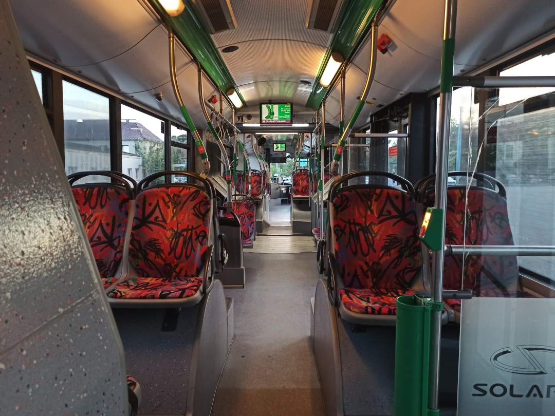 Fahrgastinnenraum des Gelenkobusses 061 vom Typ Solaris Trollino 18 III Cegelec AC - Das Foto wurde vom Heck aus aufgenommen und zeigt die unterschiedlichen Sitzh&ouml;hen und einige Podeste.