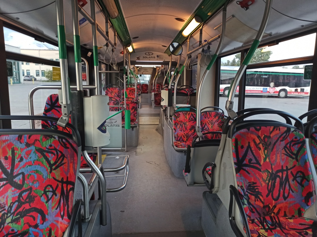 Gelenkobus Nr. 061 vom polnischen Typ Solaris Trollino 18 III Cegelec AC - Innenansicht von vorn nach hinten