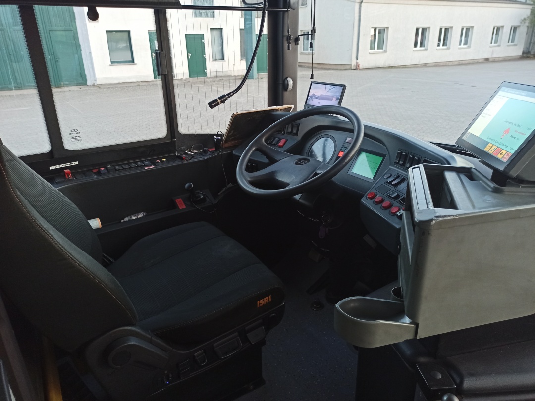 Gelenkobus Nr. 061 vom polnischen Typ Solaris Trollino 18 III Cegelec AC - Fahrerplatz