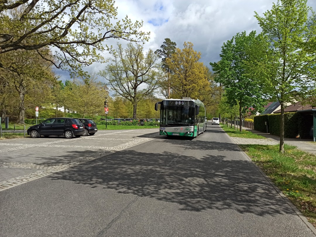 Прибытие шарнирно-сочленённого троллейбуса № 064 на остановку «Югэнд» маршрута № 910 в районе Югэнд города Эберсвальде.