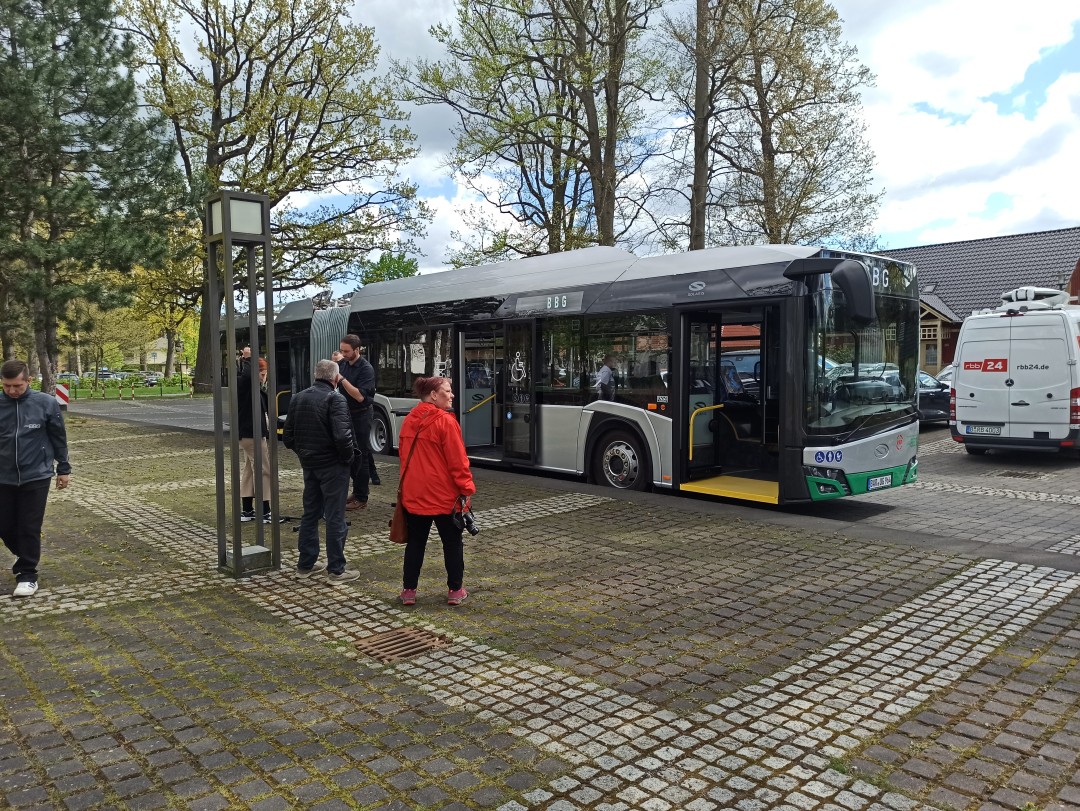 Шарнирно-сочлененный троллейбус № 064 на остановке «Югэнд» маршрута № 910, канал 24 «Радио Берлин - Бранденбург» тоже на месте события.