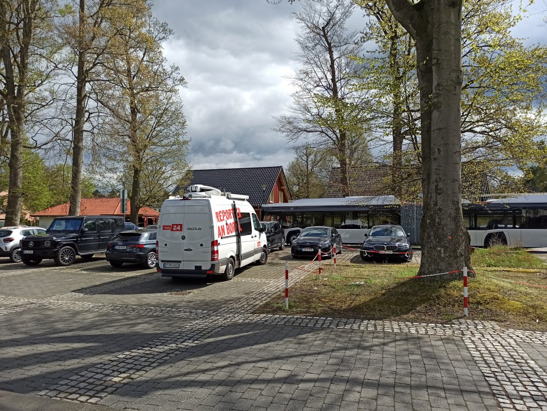 Шарнирно-сочленённый троллейбус № 064 во время пробной поездки для канала 24 «Радио Берлин - Бранденбург»