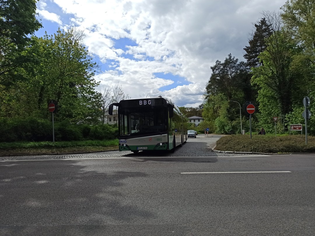 Шарнирно-сочленённый троллейбус № 064 по окончании мероприятия на перекрёстке улиц Генриха Гейне и Широкой в направлении рынка