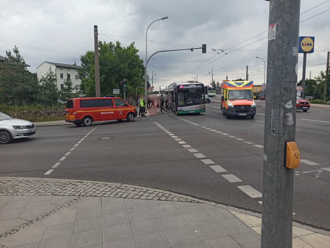 Der Einsatzleitwagen der Eberswalder Berufsfeuerwehr und ein erster Rettungswagen des Barnimer Rettungsdienstes treffen ein.