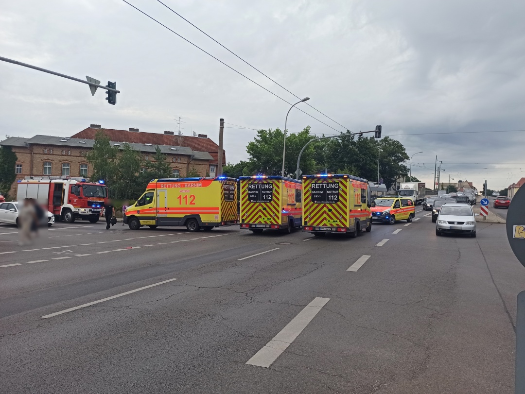 Eine Minute später ist der Notarzt und weitere Rettungswagen vor Ort
