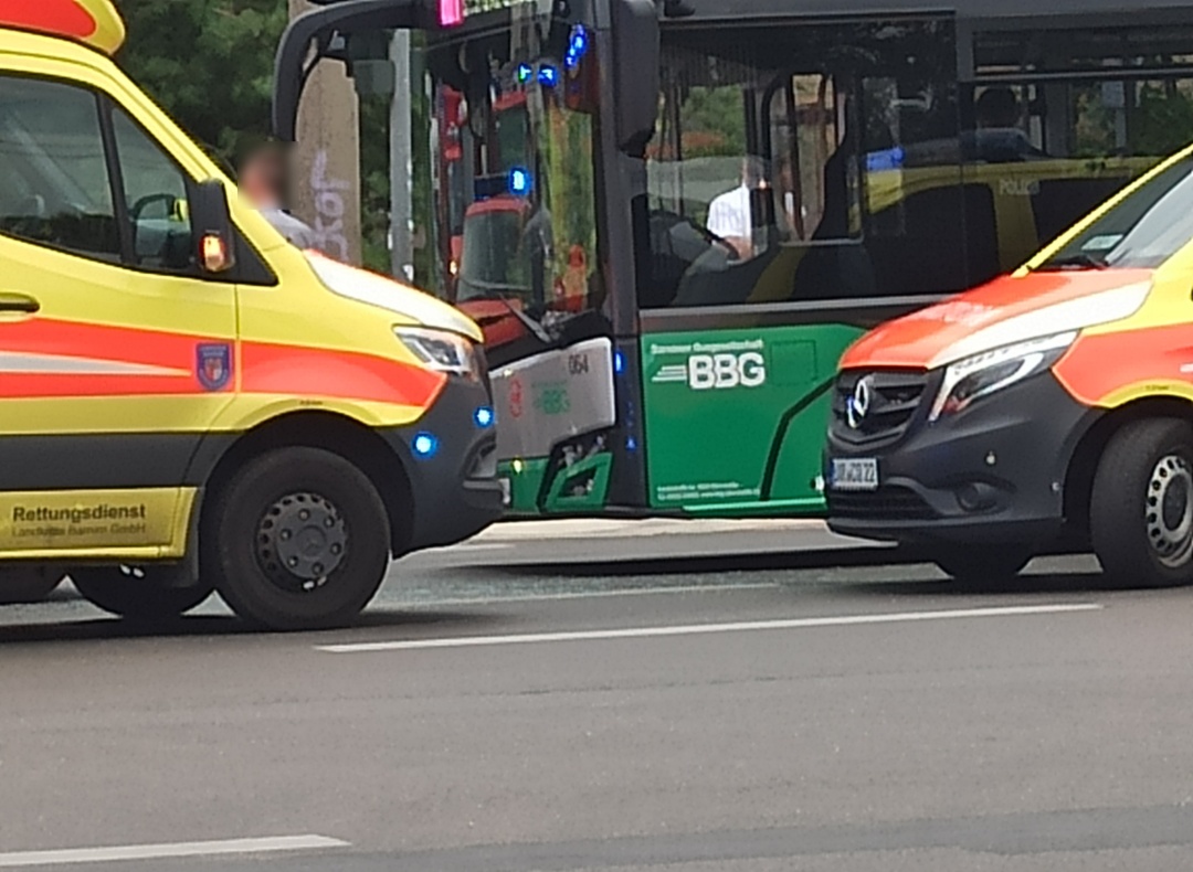 Auf diesem Foto kann man die beschädigte linke vordere Ecke des Gelenkobus 064 sehr gut erkennen.