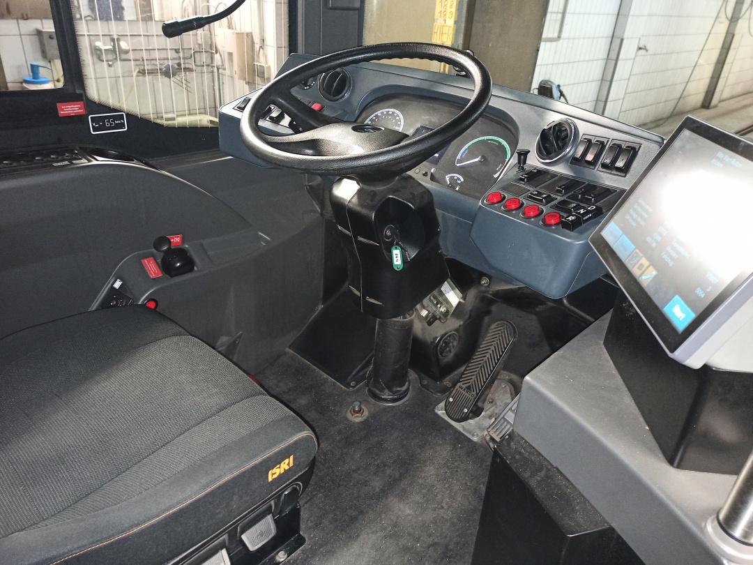 Gelenkobus Nr. 064 vom polnischen Typ Solaris Trollino 18 IV Kiepe IMC - Fahrerplatz