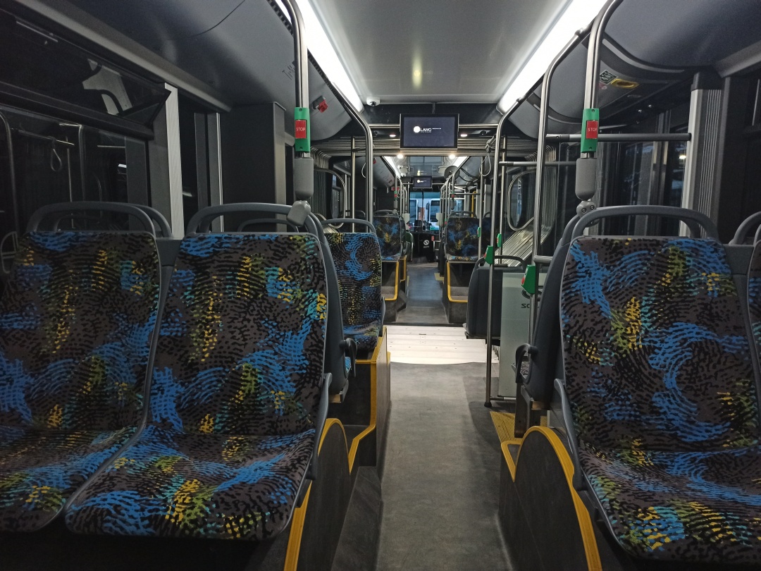 Gelenkobus Nr. 065 vom polnischen Typ Solaris Trollino 18 IV Kiepe IMC - Innenansicht von hinten nach vorn