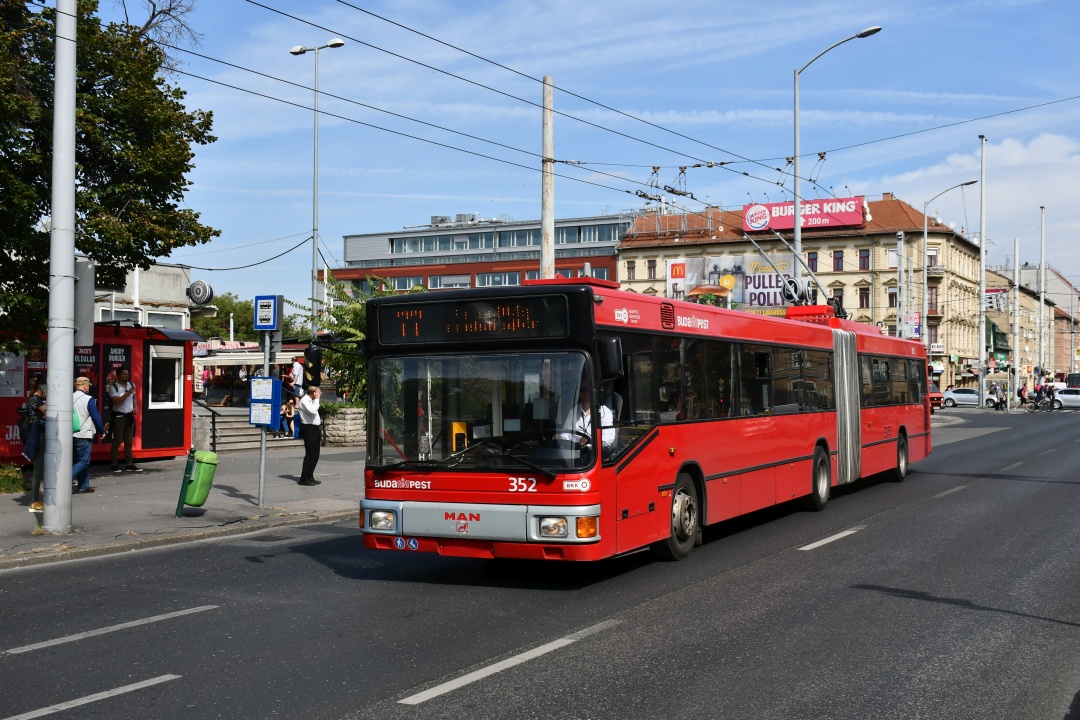 Ehemaliger Eberswalder Gelenkobus Nr. 038 vom österreichischen Typ ÖAF Gräf & Stift NGE 152 M18 in Budapest/H
mit der Wagen-Nr. 352  an der Haltestelle „Puskás Ferenc Stadion M”