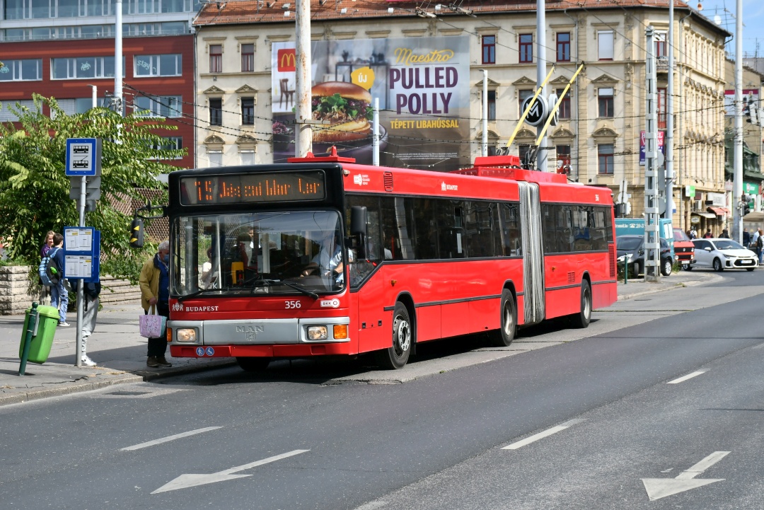 Ehemaliger Eberswalder Gelenkobus Nr. 031 vom österreichischen Typ ÖAF Gräf & Stift NGE 152 M17 in Budapest/H
mit der Wagen-Nr. 356 an der Haltestelle „Puskás Ferenc Stadion M”