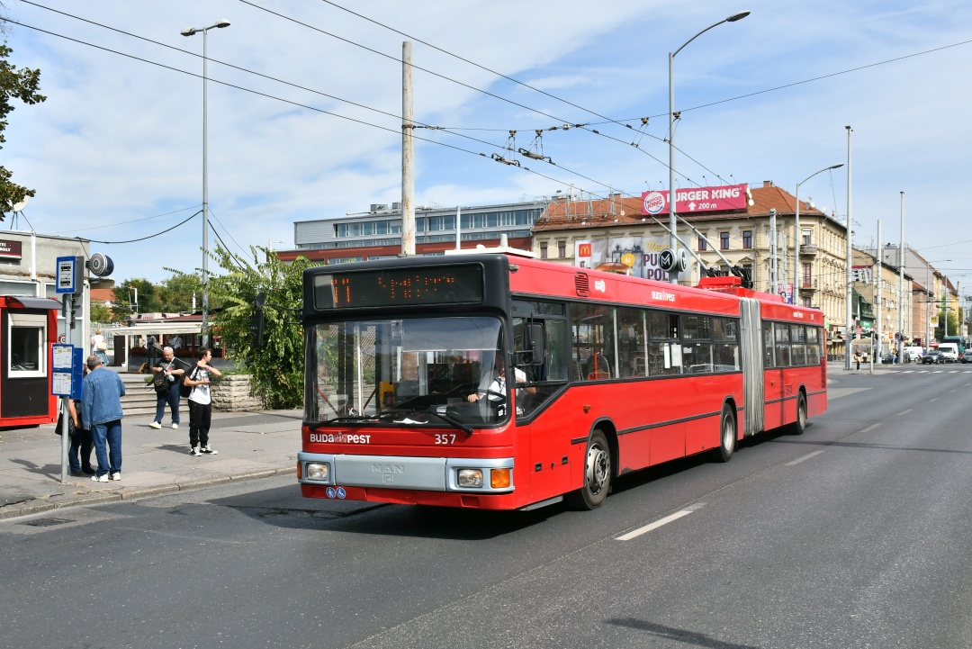 Ehemaliger Eberswalder Gelenkobus Nr. 034 vom österreichischen Typ ÖAF Gräf & Stift NGE 152 M17 in Budapest/H
mit der Wagen-Nr. 357 an der Haltestelle „Puskás Ferenc Stadion M”