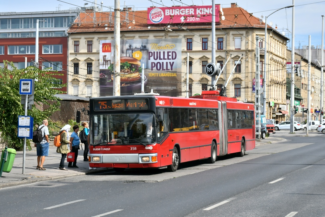 Ehemaliger Eberswalder Gelenkobus Nr. 037 vom österreichischen Typ ÖAF Gräf & Stift NGE 152 M17 in Budapest/H
mit der Wagen-Nr. 358  an der Haltestelle „Puskás Ferenc Stadion M”