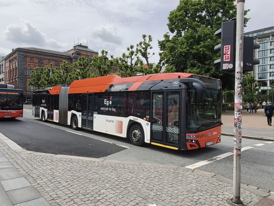 Gelenkbus Nr. 3004 vom polnischen Typ Solaris Trollino 18 IV ŠKODA auf der Christies gate beim Stopp am Fu&szlig;g&auml;nger&uuml;berweg