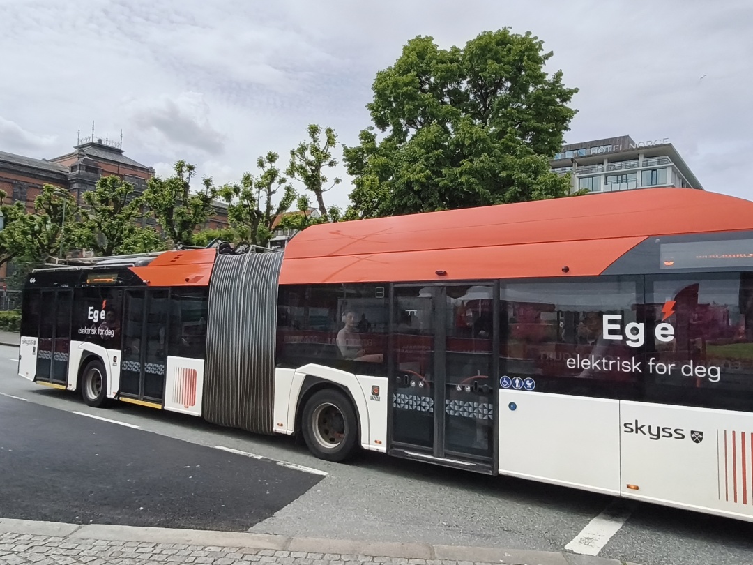 Gelenkbus Nr. 3004 vom polnischen Typ Solaris Trollino 18 IV ŠKODA auf der Christies gate bei der Anfahrt zur Haltestelle „Festplassen”