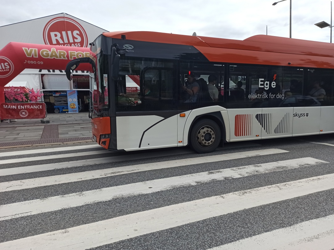 Gelenkbus Nr. 3004 vom polnischen Typ Solaris Trollino 18 IV ŠKODA auf der Christies gate bei der Anfahrt zur Haltestelle „Festplassen”