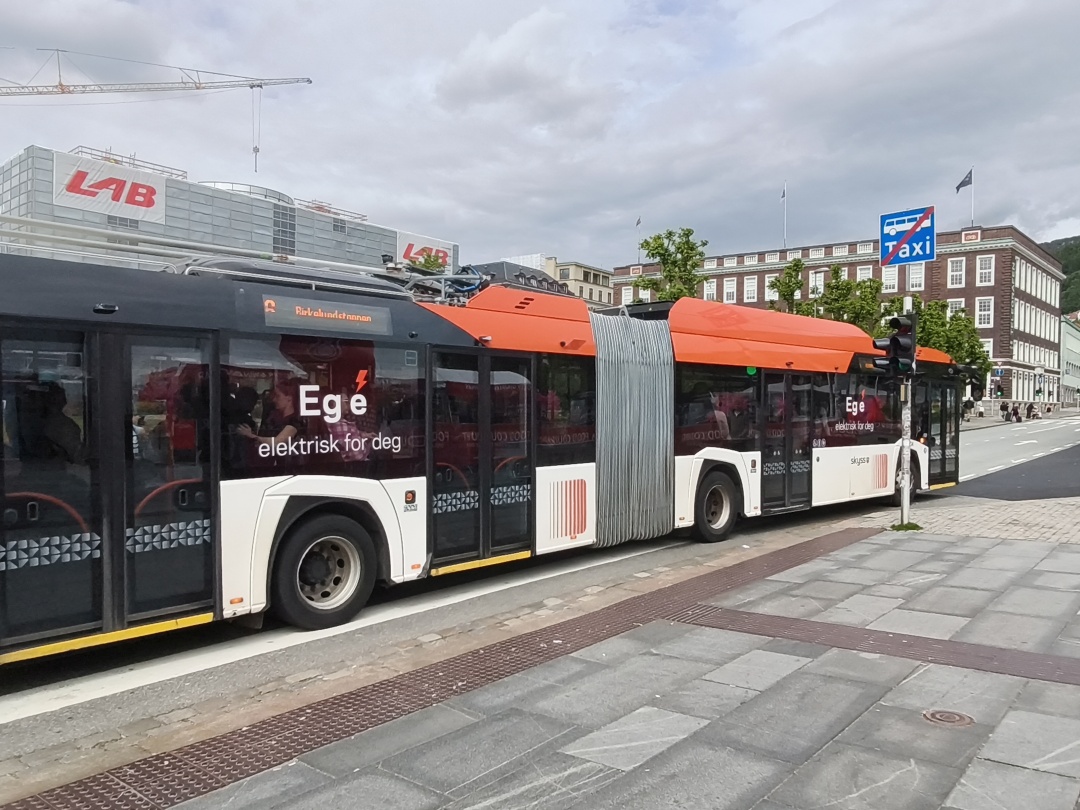 Gelenkbus Nr. 3004 vom polnischen Typ Solaris Trollino 18 IV ŠKODA auf der Christies gate bei der Anfahrt zur Haltestelle „Festplassen”