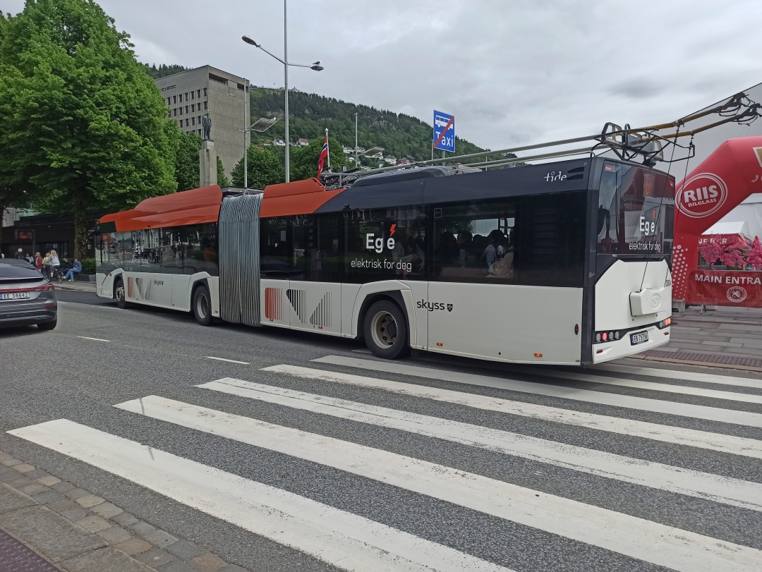 Gelenkbus Nr. 3004 vom polnischen Typ Solaris Trollino 18 IV ŠKODA auf der Christies gate bei der Anfahrt zur Haltestelle „Festplassen#8221;