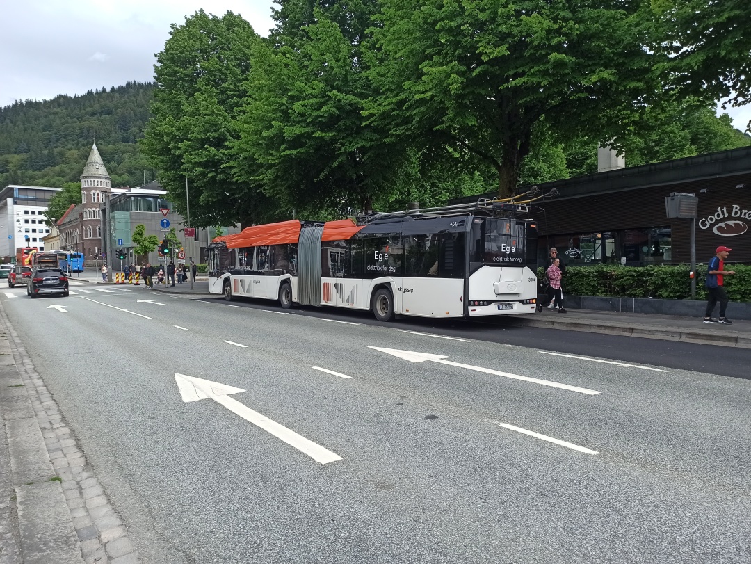Gelenkbus Nr. 3004 vom polnischen Typ Solaris Trollino 18 IV ŠKODA auf der Christies gate an der Haltestelle „Festplassen”