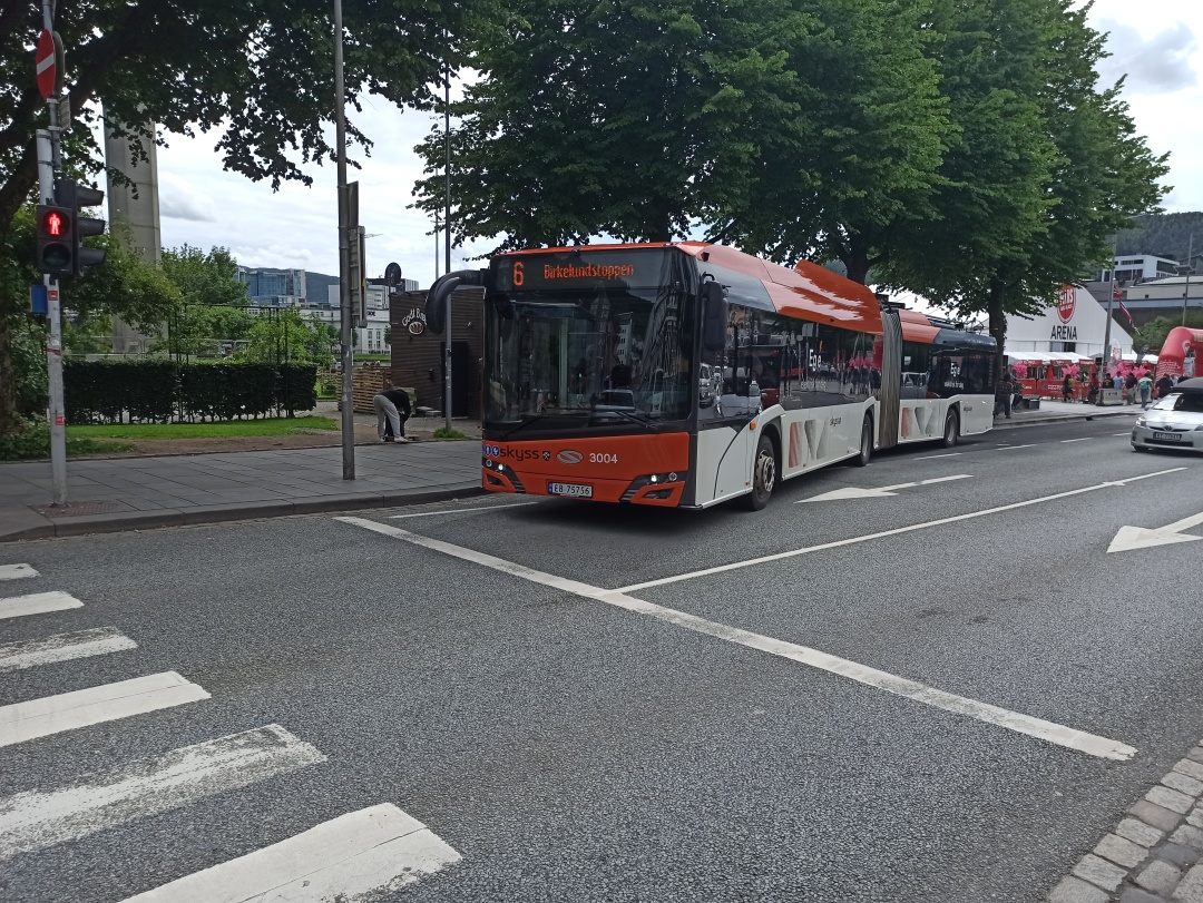Gelenkbus Nr. 3004 vom polnischen Typ Solaris Trollino 18 IV ŠKODA auf der Christies gate bei der Abfahrt von der Haltestelle „Festplassen” in Richtung Birkelundstoppen