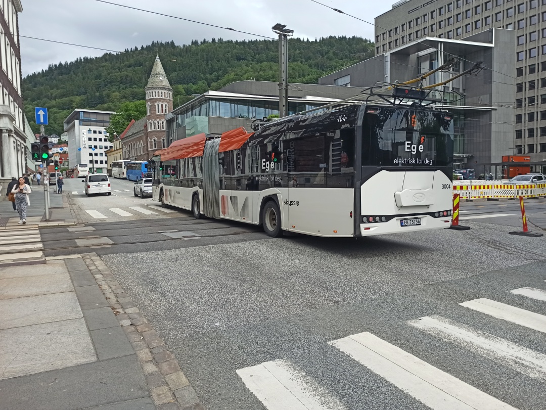 Gelenkbus Nr. 3004 vom polnischen Typ Solaris Trollino 18 IV ŠKODA auf der Christies gate bei der &Uuml;berquerung von Stra&szlig;enbahngleisen in Richtung Birkelundstoppen