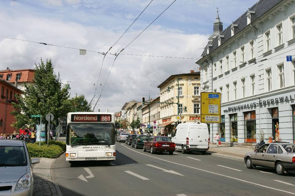 Jahrzehnte später: Hybrid-Obus unterm Fahrdraht auf der Linie 861 auf dem Weg nach Nordend.