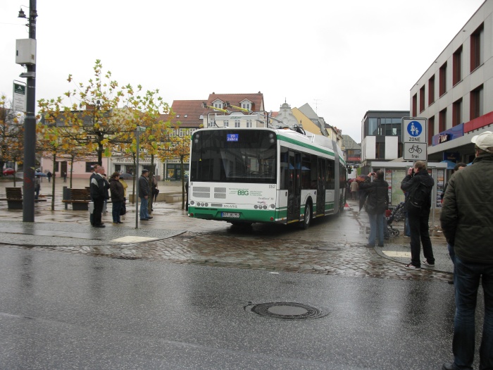 Der zweite neue Gelenkobus mit der Wagen-Nummer 052 trifft auf dem Eberswalder Marktplatz ein.