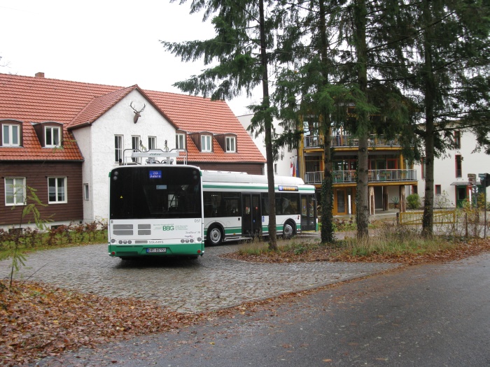 Der Gelenkobus 051 vor dem Waldsolarheim Eberswalde