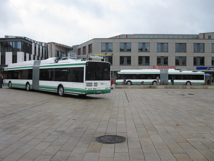 Gelenkobus 051 und 052 auf dem Markt