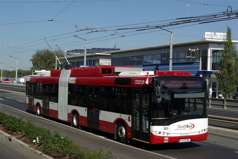 Gelenkobus Nr. 303 vom polnischen Typ Solaris Trollino 18 in Salzburg/Österreich