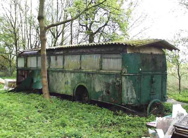 Kriegseinheitsobus Normgröße II als Gartenlaube in Budjadingen Ortsteil Eckwadern