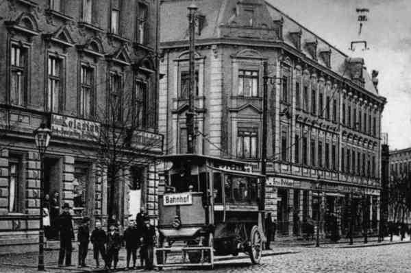 Der erste Obus mit Kontaktwagen
