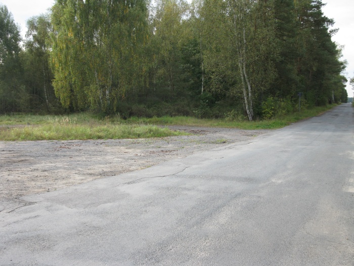 unbefestigte Wendestelle 20m hinter dem Friedhof