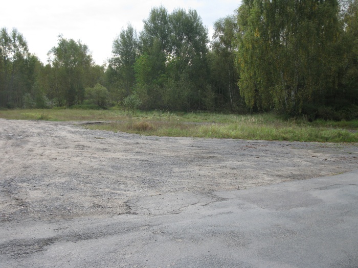 unbefestigte Wendestelle 20m hinter dem Friedhof