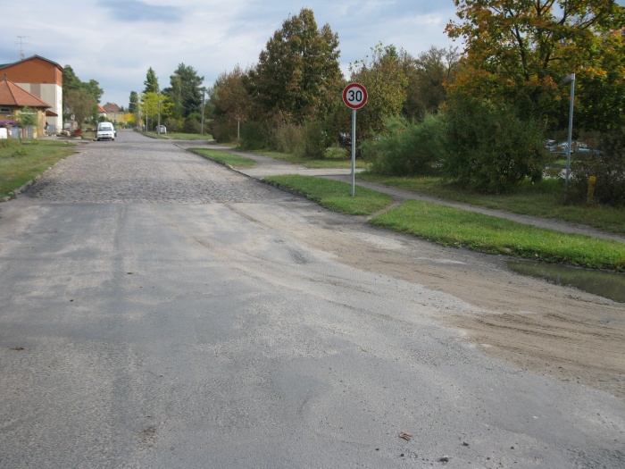 Biesenthaler Straße Richtung B 167, rechts der Parkplatz des Friedhofes
